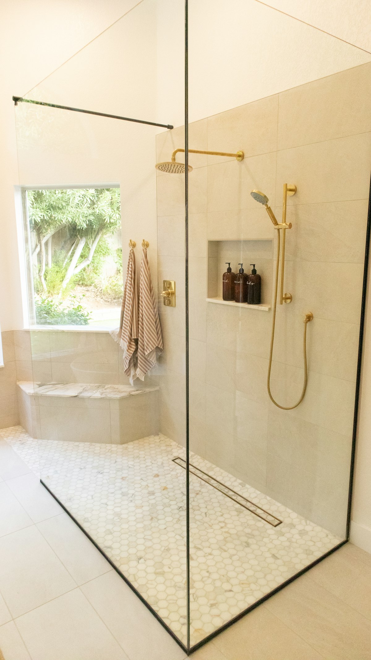 Bathtub with tiled shower niche and handheld shower